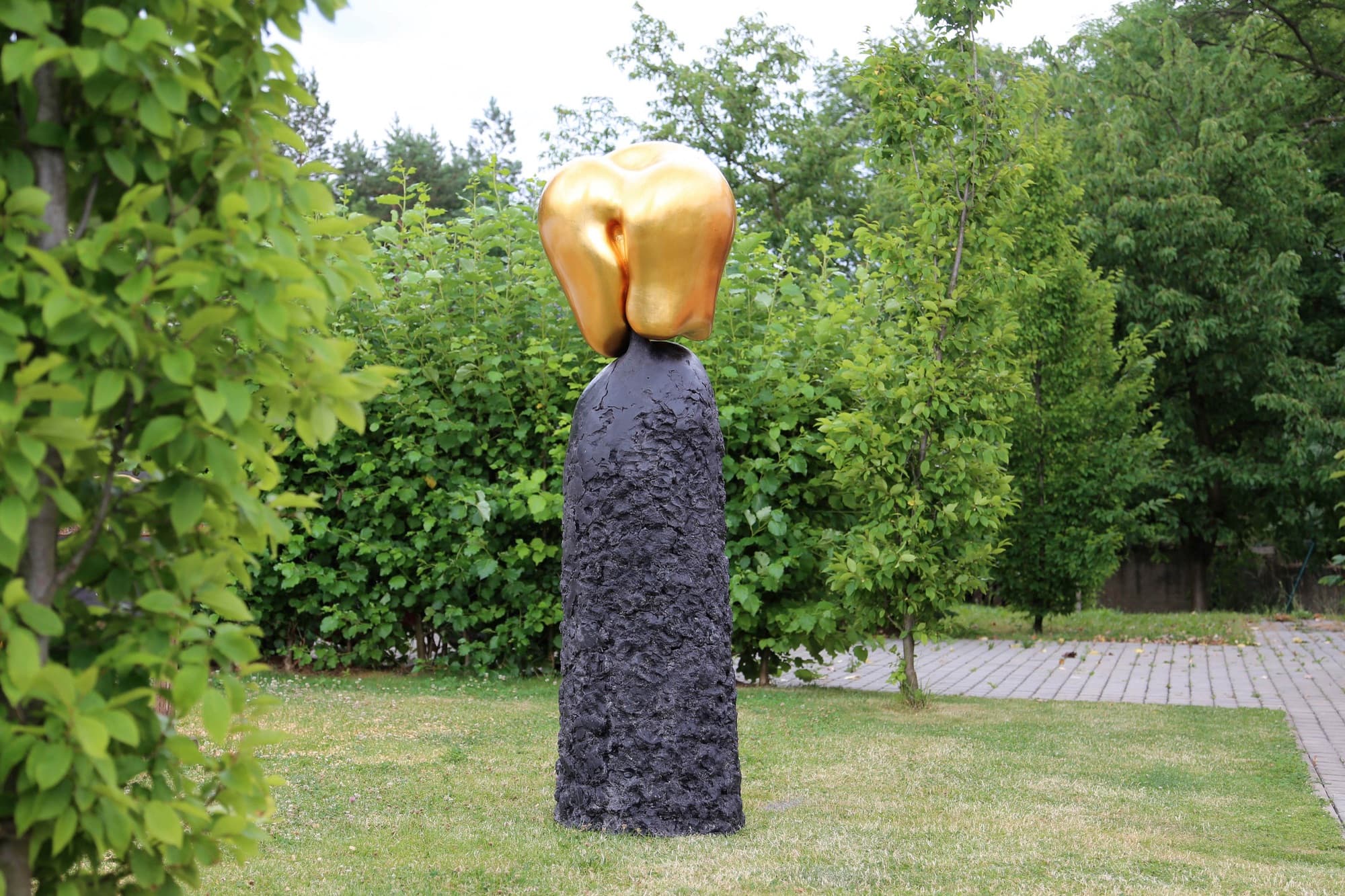 Eden, rear view of the golden form