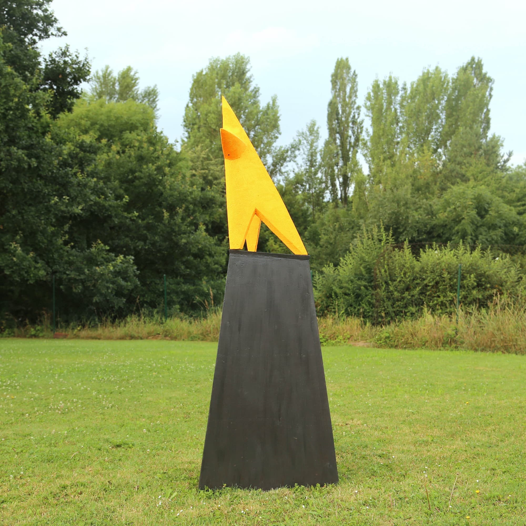 Ester II, side view of the star on its plinth