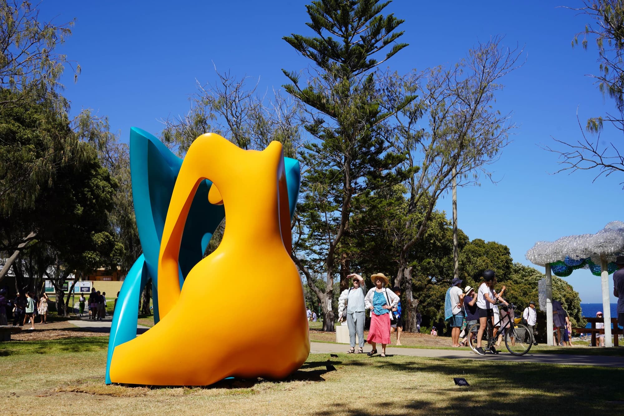 Family Natan, yellow form in front, visitors on the coastal lawn