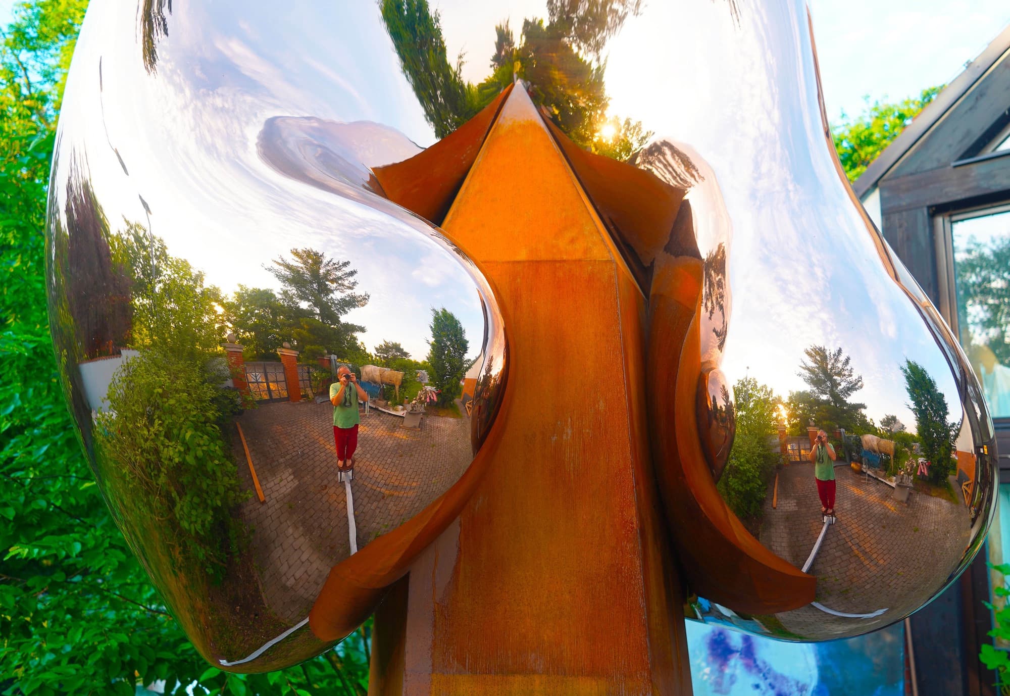 La Dolce Vita, close-up of the mirror surface reflecting the garden
