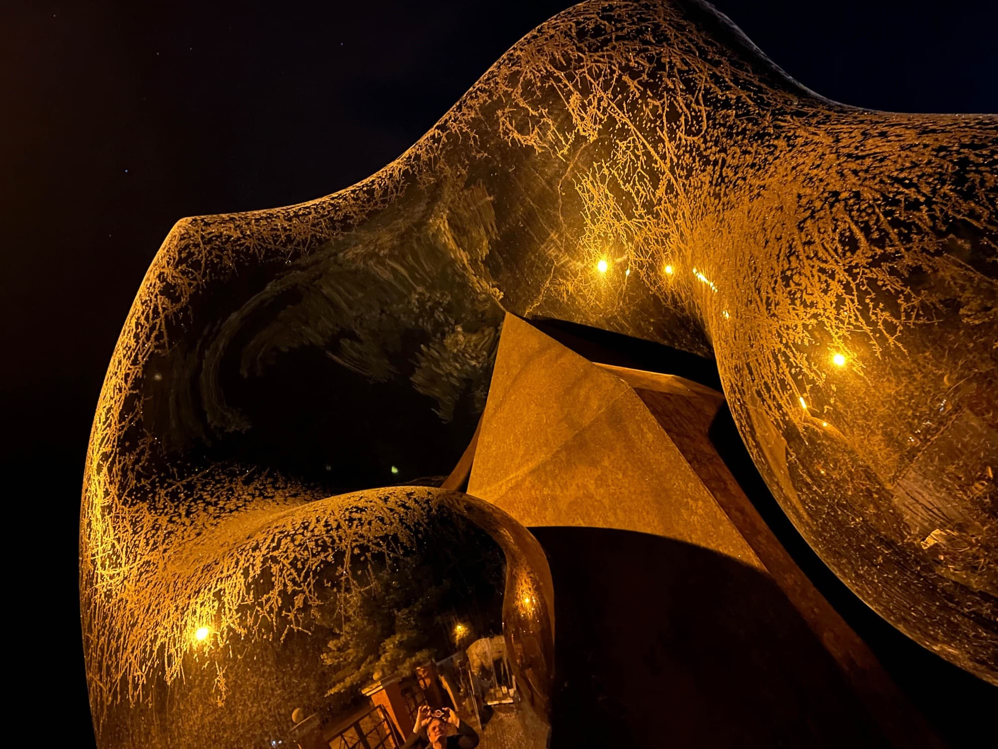 La Dolce Vita, detail of the mirror surface at night