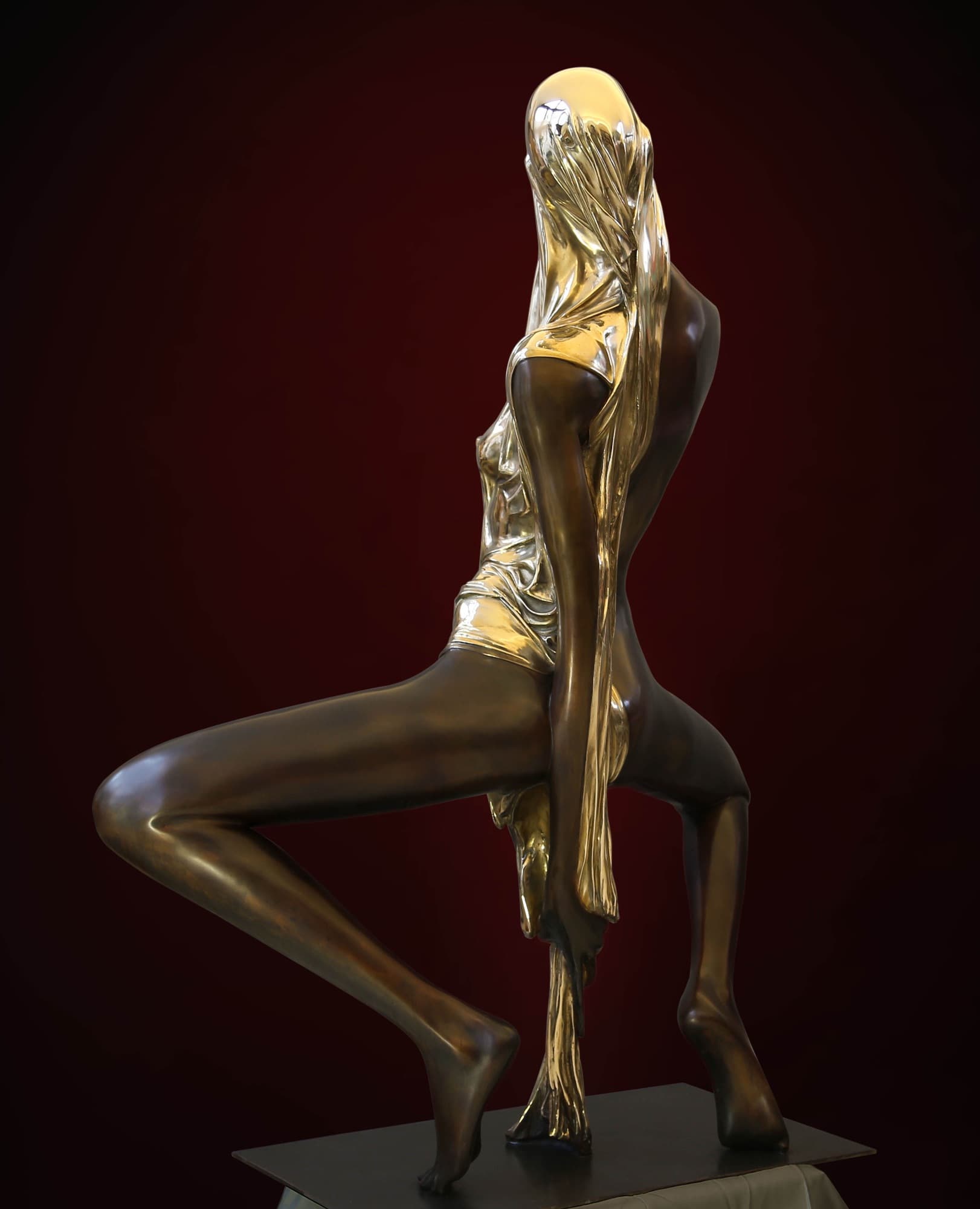 Lilith, three-quarter view with extended leg