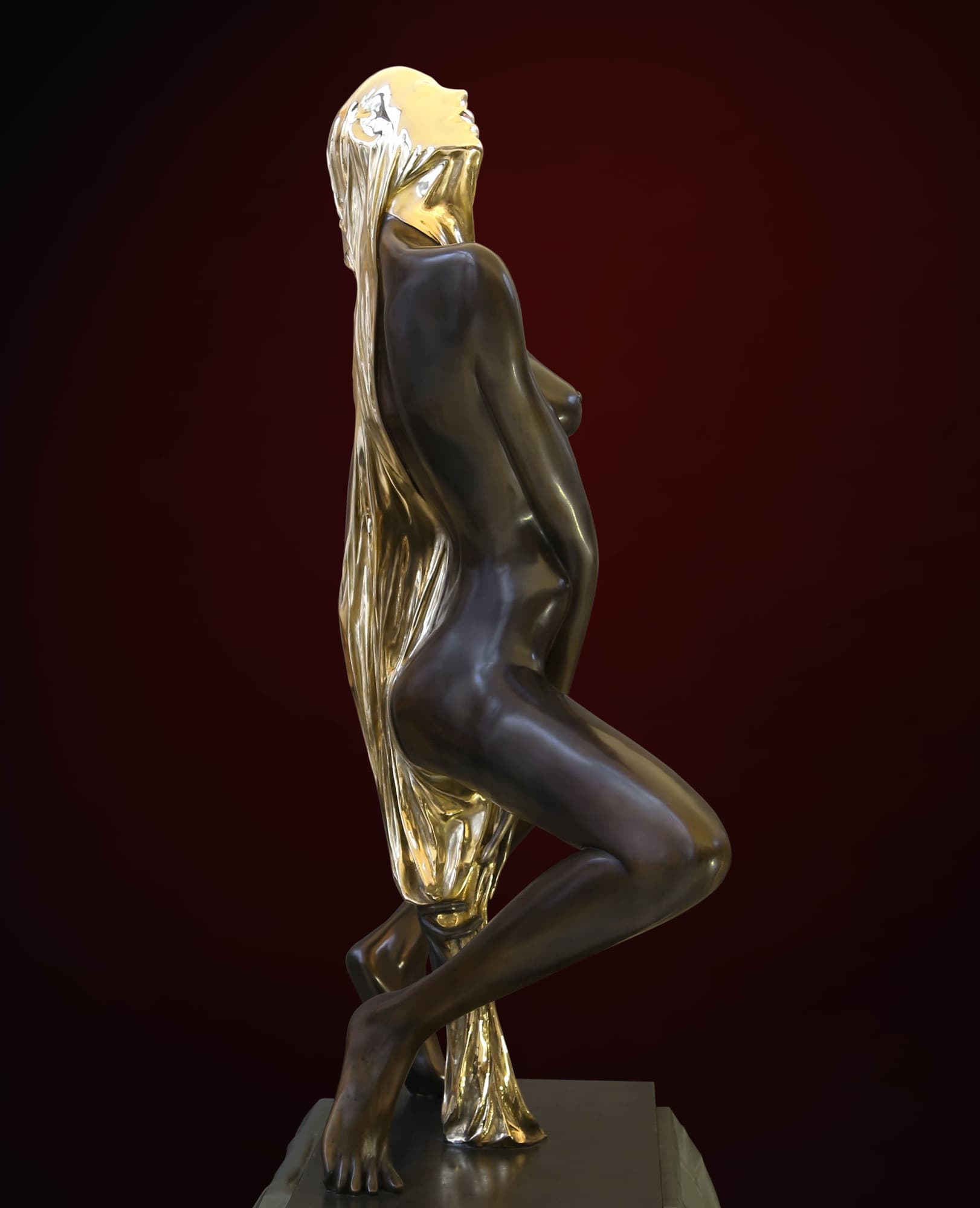 Lilith, side view of the back and the veil