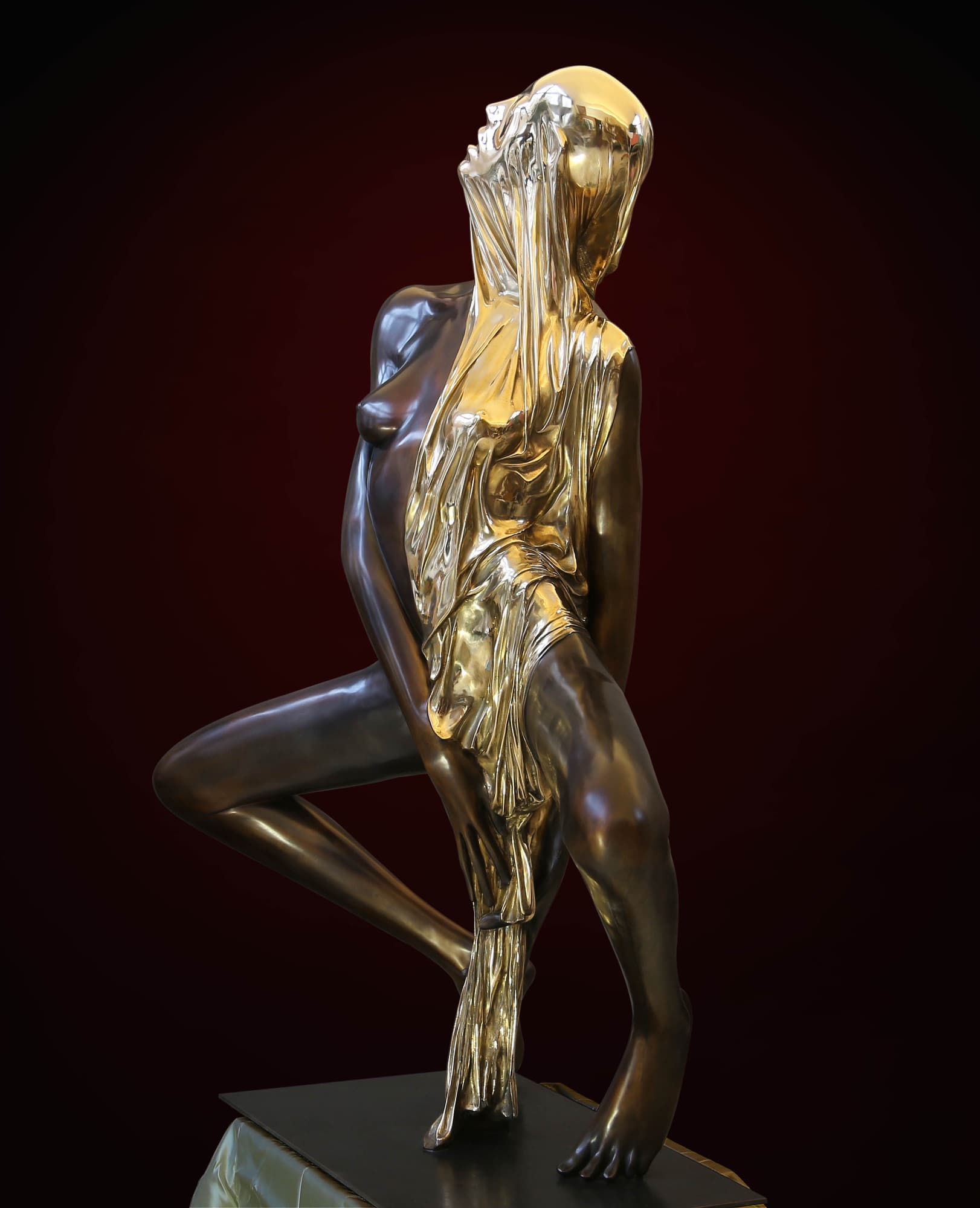 Lilith, close view of the veiled head and torso