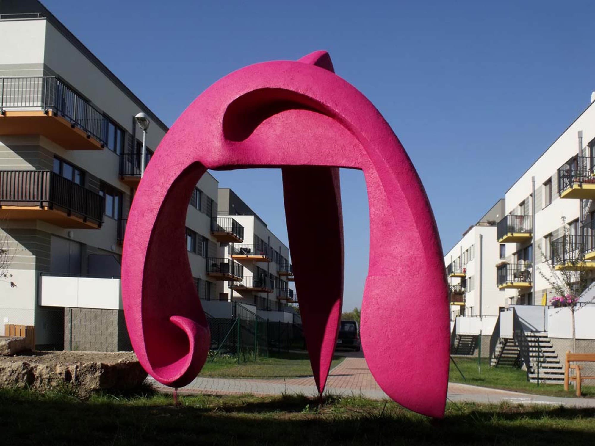 Marilyn between apartment buildings under a blue sky (photo: N. Chabry)