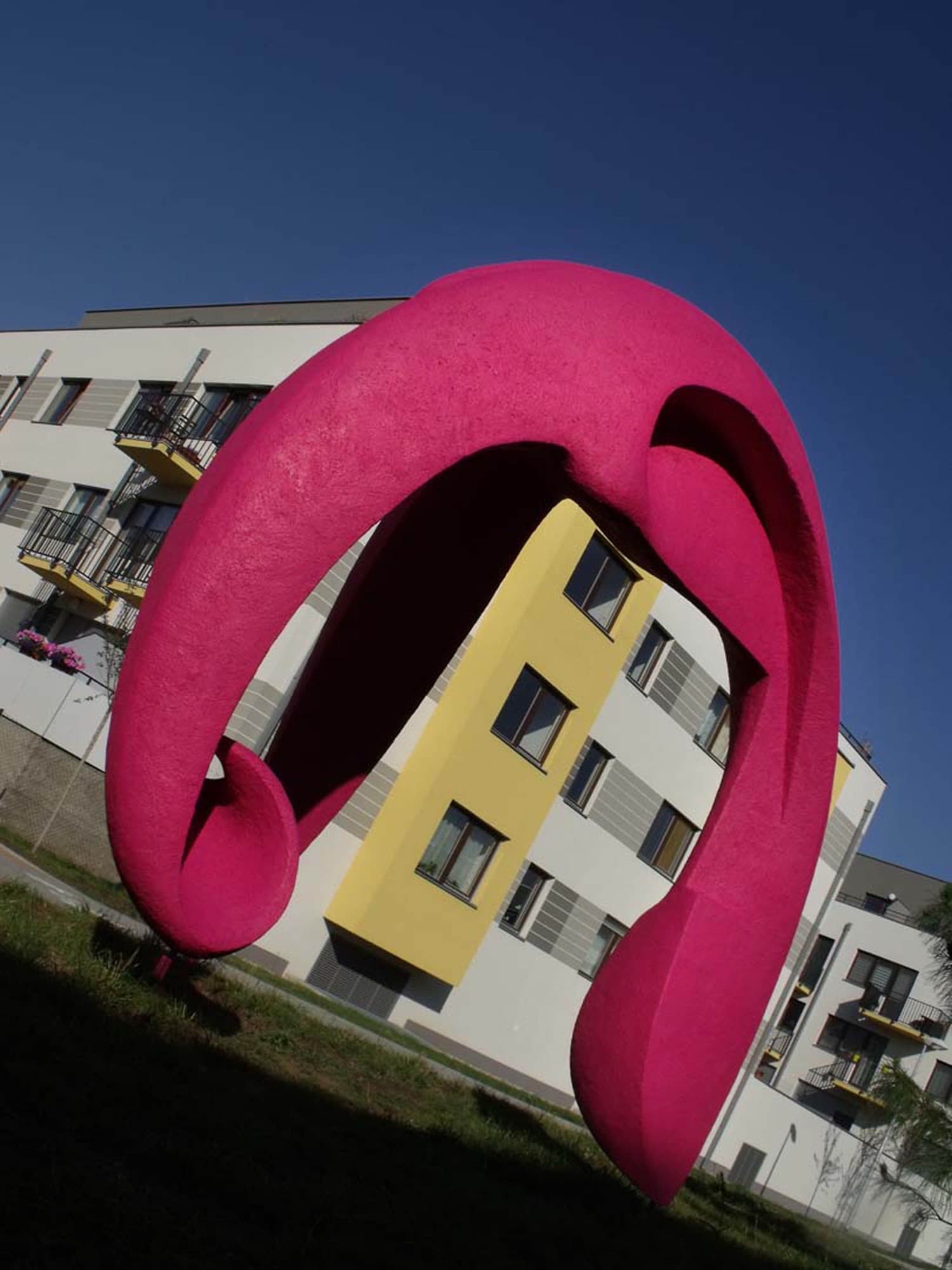Marilyn, tilted view with apartment buildings behind (photo: N. Chabry)